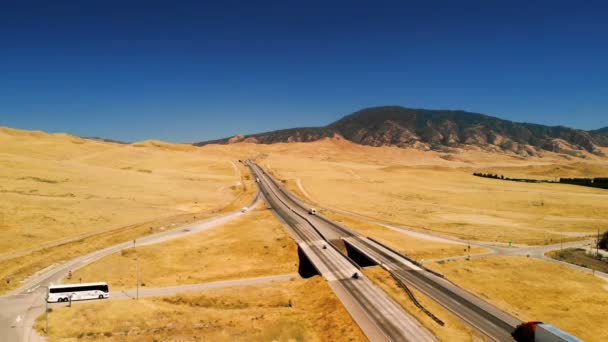 Luftaufnahme Der Autobahn Kalifornien Vereinigte Staaten Landschaft Straße Wüste Lkw — Stockvideo