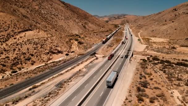 アメリカ合衆国 カリフォルニア州の高速道路の空撮 風光明媚な風景 トラックを運転 上からの眺めは ドローンのショット — ストック動画