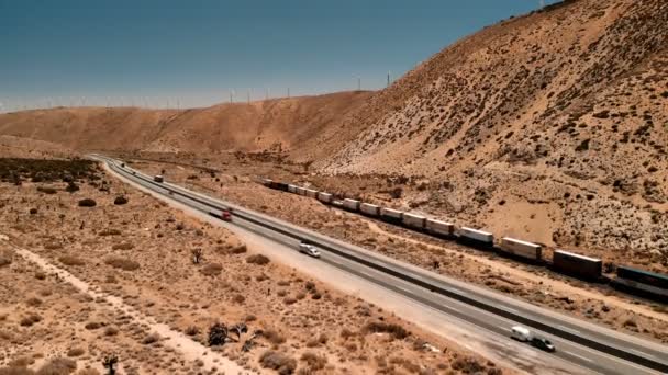 美国加利福尼亚州高速公路鸟瞰图 风景秀丽 驾驶卡车 从上面看 无人驾驶飞机射击 — 图库视频影像