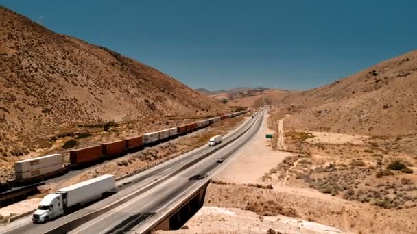 アメリカ合衆国 カリフォルニア州の高速道路の空撮 風光明媚な風景 トラックを運転 上からの眺めは ドローンのショット — ストック動画