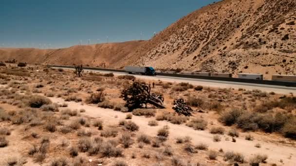 Luftaufnahme Der Autobahn Kalifornien Vereinigte Staaten Landschaft Straße Wüste Lkw — Stockvideo