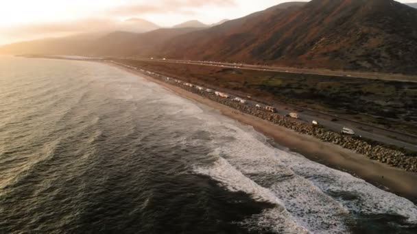 在加利福尼亚海岸的 露营地 加利福尼亚在日落期间 空中鸟瞰 从上面 无人驾驶飞机飞越水面 — 图库视频影像