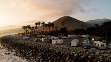 Karavan Parkı (kamp) sahilinde, California. Okyanus. California günbatımı sırasında. Yukarıdan, su üzerinde uçan uçak havadan görünümü.