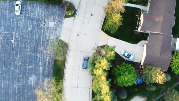 Coche Que Conduce Largo Carretera Vacía Través Del Barrio Americano — Vídeos de Stock