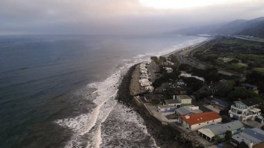 California, Amerika Birleşik Devletleri - 9 Temmuz 2018: Havadan görünümü Beach Kaliforniya'daki Pasifik Sahili boyunca ev sahipliği yapmaktadır. Gün batımı sırasında Emlak. Yukarıdan, su üzerinde uçan uçak.