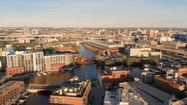 Drone Flyger Över Street Downtown Flygfoto Över Amerikansk Stad Gryningen — Stockvideo