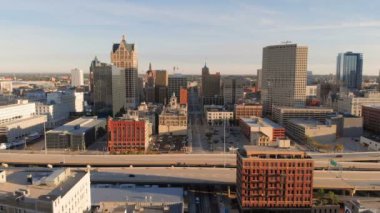 Şehir merkezinde sokak yukarıda uçan uçak. Şafakta Amerikan şehrin havadan görünümü. Yüksek binalar. Güneşli sabah. Milwaukee, Wisconsin, Amerika Birleşik Devletleri. 