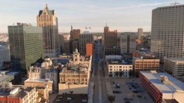 Şehir merkezinde sokak yukarıda uçan uçak. Şafakta Amerikan şehrin havadan görünümü. Yüksek binalar. Güneşli sabah. Milwaukee, Wisconsin, Amerika Birleşik Devletleri. 