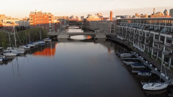 Rio Milwaukee Centro Cidade Distritos Portuários Milwaukee Wisconsin Estados Unidos — Vídeo de Stock