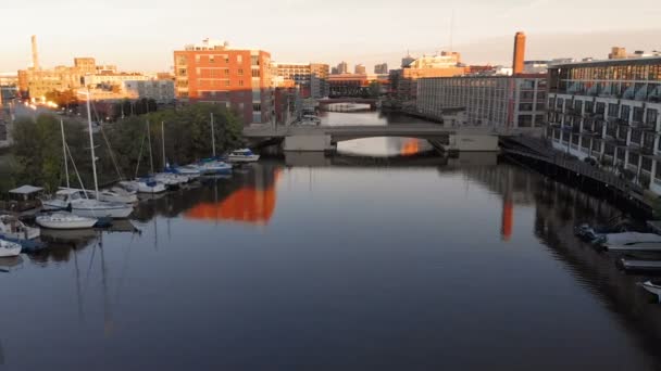 Milwaukee River Downtown Harbor Districts Milwaukee Wisconsin United States Real — Stock Video