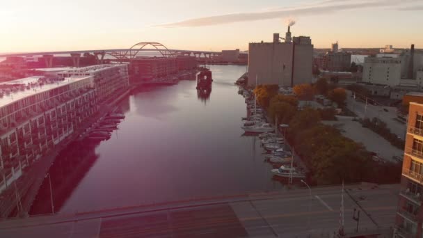 ミルウォーキー川港地区 アメリカ合衆国ウィスコンシン州ミルウォーキーのダウンタウン 不動産 ダウンタウンのコンドミニアム 航空写真ビュー 飛行ドローン — ストック動画