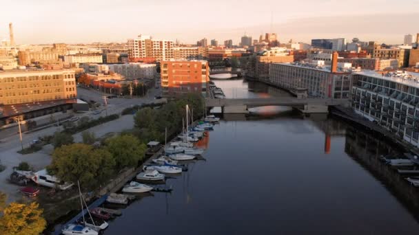 Milwaukee Řeka Centru Města Přístav Okresů Milwaukee Wisconsin Spojené Státy — Stock video