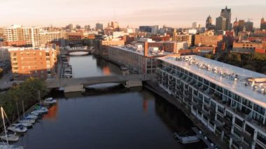 Milwaukee nehir şehir, liman bölgelerinden, Milwaukee, Wisconsin, Amerika Birleşik Devletleri. Gayrimenkul, kınamak şehir merkezinde. Havadan görünümü, uçan uçak 