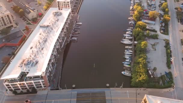 密尔沃基河在市中心 港口区密尔沃基 威斯康星州 房地产 公寓在市中心 鸟瞰图 无人机飞行 — 图库视频影像