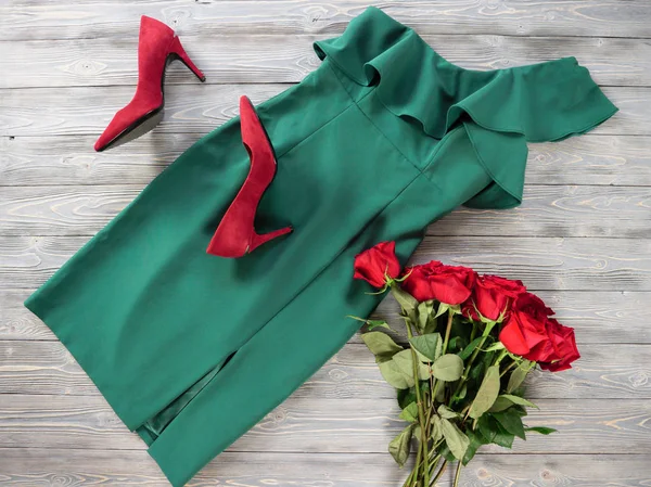 Женская Одежда Обувь Красное Зеленое Платье Насосы Модный Наряд Рождество — стоковое фото