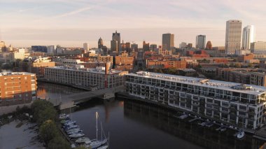 Milwaukee nehir şehir, liman bölgelerinden, Milwaukee, Wisconsin, Amerika Birleşik Devletleri. Gayrimenkul, kınamak şehir merkezinde. Havadan görünümü, uçan uçak