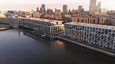 Milwaukee nehir şehir, liman bölgelerinden, Milwaukee, Wisconsin, Amerika Birleşik Devletleri. Gayrimenkul, kınamak şehir merkezinde. Havadan görünümü, uçan uçak