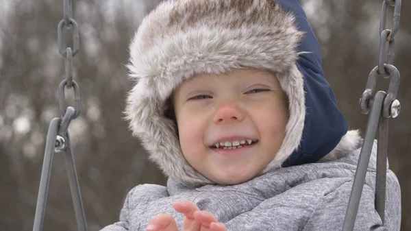 Miúdo Sorridente Balançar Menino Bonito Criança Dois Anos Idade Chapéu — Fotografia de Stock