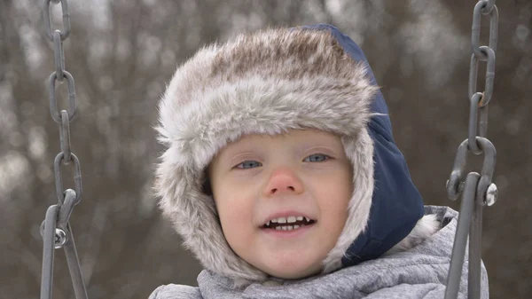Miúdo Sorridente Balançar Menino Bonito Criança Dois Anos Idade Chapéu — Fotografia de Stock