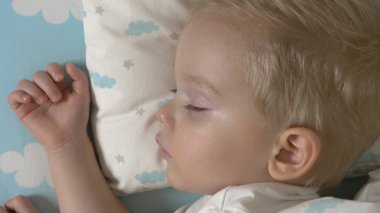 Şirin bebek çocuk gündüzleri uyuyor