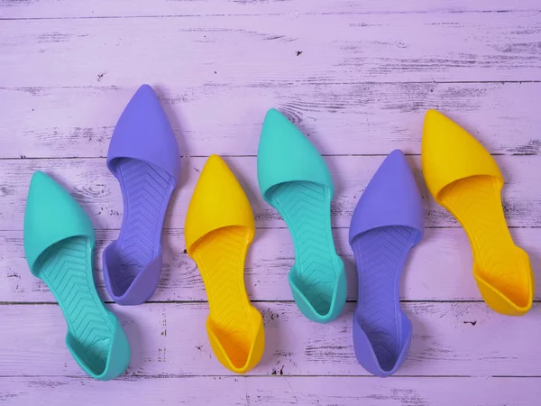 Set Zapatos Para Mujer Sandalias Planas Sobre Fondo Madera Colección —  Fotos de Stock