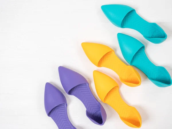 Set Zapatos Para Mujer Sandalias Planas Sobre Fondo Madera Colección —  Fotos de Stock