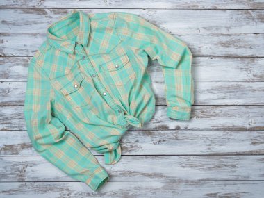 Bayan giyim (ekose gömlek). Moda kıyafet, ilkbahar yaz koleksiyonu. Alışveriş kavramı. Düz yatıyordu, yukarıdan aşağıya görünümü