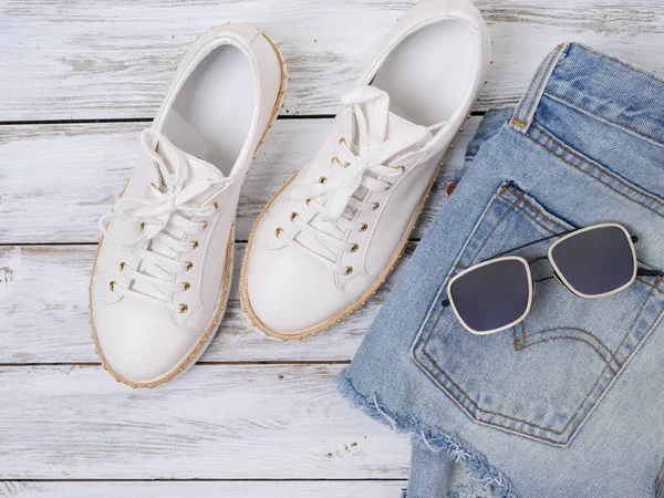 Abbigliamento donna, scarpe, accessori (sneakers bianche, denim corto — Foto Stock