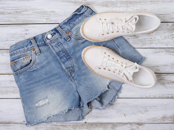 Abbigliamento donna, scarpe (sneakers bianche, pantaloncini di jeans). Moda o — Foto Stock