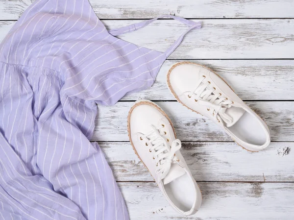 Roupas femininas, sapatos (vestido de lavanda, tênis de couro branco ). — Fotografia de Stock