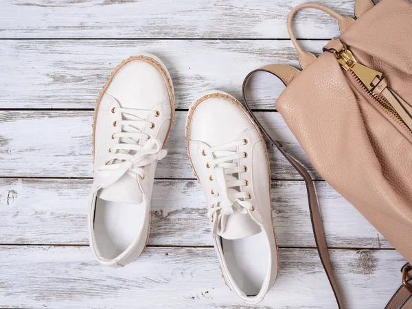 Scarpe da donna, accessori (sneakers in pelle bianca, zaino beige) — Foto Stock