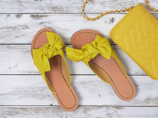 Zapatos para mujer (sandalias de cuero amarillo con lazo anudado). Moda —  Fotos de Stock