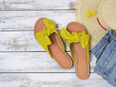 Bayan ayakkabı (düğümlü yay ile sarı deri sandalet). Moda 