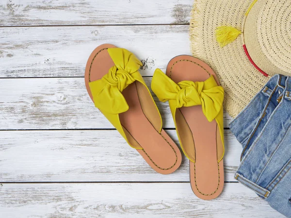 Zapatos para mujer (sandalias de cuero amarillo con lazo anudado). Moda —  Fotos de Stock