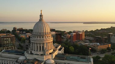 Madison şehrinin havadan görünüşü. Yukarıdan Wisconsin 'in başkenti. Wisconsin Eyalet Meclisi 'nde insansız hava aracı uçuyor. Güneşli sabah, gündoğumu (gün batımı), güneş ışığı, yaz mevsimi