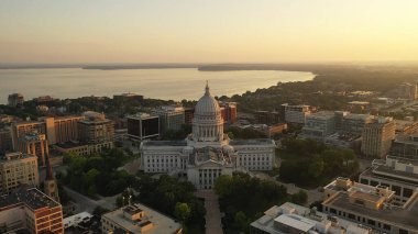 Madison şehrinin havadan görünüşü. Yukarıdan Wisconsin 'in başkenti. Wisconsin Eyalet Meclisi 'nde insansız hava aracı uçuyor. Güneşli sabah, gündoğumu (gün batımı), güneş ışığı, yaz mevsimi