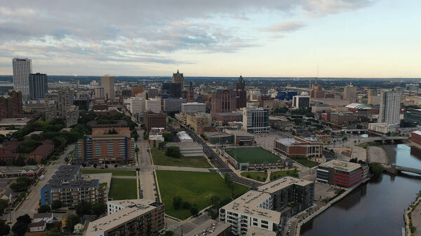 Вид с воздуха на Милуоки с северной стороны города. Облачное утро, лето