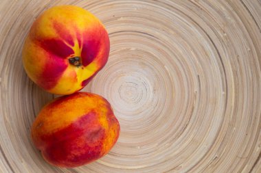 Bambu kasesinde iki şeftali