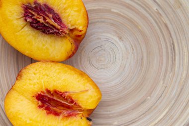 Şeftali, bambu kasesinde ikiye bölünmüş.