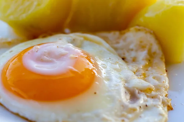 Ovo Frito Com Batatas Prato Branco — Fotografia de Stock