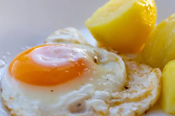 Telur Goreng Dengan Kentang Piring Putih — Stok Foto