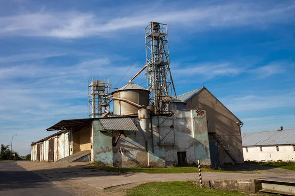 Старая Ферма Польше Зернохранилищем Голубым Небом — стоковое фото