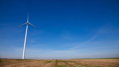 Derin mavi gökyüzü üzerinde rüzgar santrali. Güneşli bir gün, yaz zamanı., 