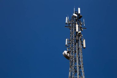 Mavi gökyüzü üzerindeki hücresel ağın direği