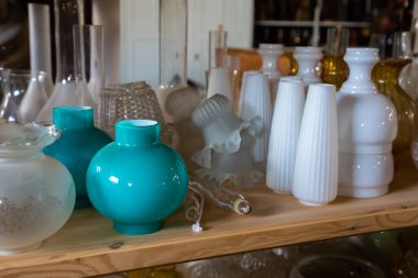 Raftaki eski cam kaplar.