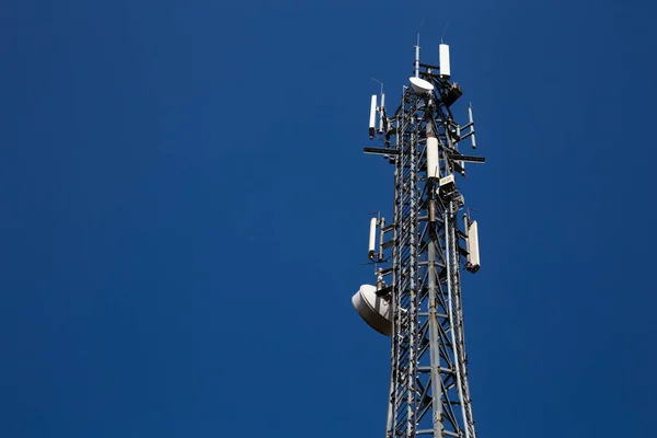 Mast Van Het Cellulaire Netwerk Boven Blauwe Lucht — Stockfoto