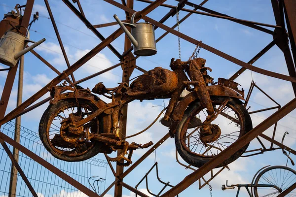 古いバイクの残骸が電柱の上に吊るされ — ストック写真