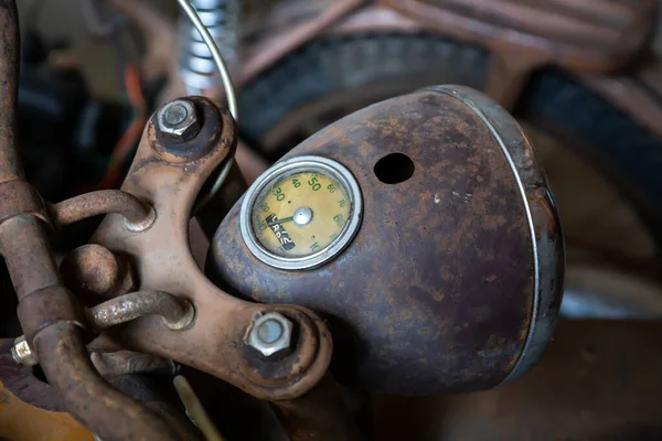 Egy Régi Motorkerékpár Fényszórója Sebességmérője Homályos Háttér — Stock Fotó