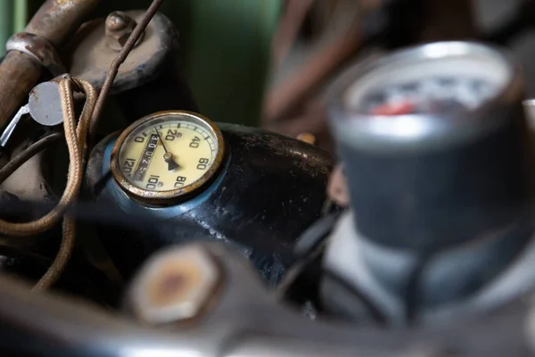 古いバイクのヘッドランプと速度計です 手前のブリリー — ストック写真