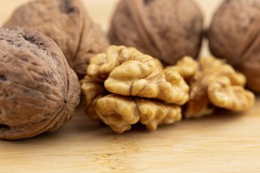 kesme tahtasındaki cevizler